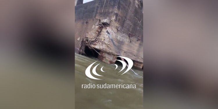 UN PELIGRO: Barcaza chocó y rompió parte de las bases del puente Gral. Belgrano