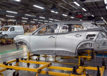 La empresa dueña de Fiat y Peugeot no descarta cerrar sus dos plantas industriales en la Argentina