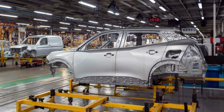 La empresa dueña de Fiat y Peugeot no descarta cerrar sus dos plantas industriales en la Argentina