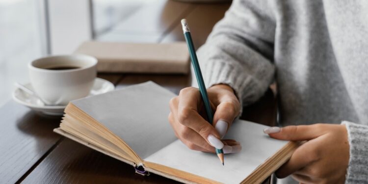Sara Marín Berbell, doctora, revela por qué poner las preocupaciones sobre el papel puede cambiar cómo nos sentimos: «Escribir a mano soluciona el 90% del problema»