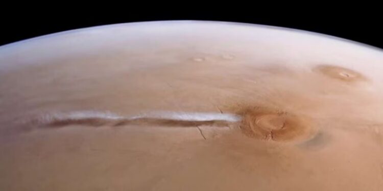 METEOROLOGÍA ESPACIAL: La ciencia logró explicar cómo se forma una misteriosa nube de hielo en Marte