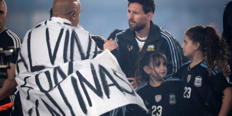 DESPEDIDA DEL ÍDOLO ARGENTINO: Ex combatiente que cantó el Himno: «Lo vi muy emocionado»