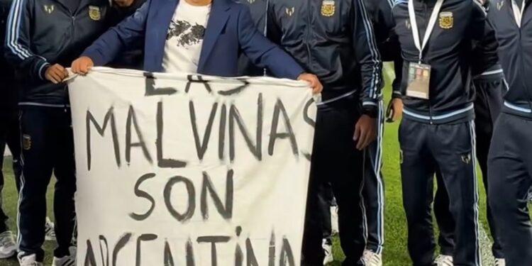Video: el cuerpo técnico de la Selección posó con la bandera de Malvinas en la despedida de Messi