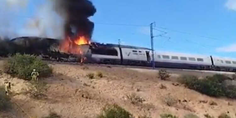 Evacúan a más de 280 personas de un tren AVE en España por un incendio en la formación: cómo sigue el servicio