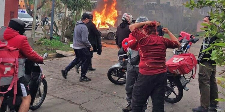 Brutal ataque de repartidores, tras el robo de una moto en Tigre: destrozaron una casa y prendieron fuego un auto