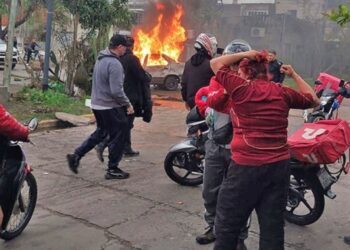 Brutal ataque de repartidores, tras el robo de una moto en Tigre: destrozaron una casa y prendieron fuego un auto