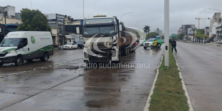 PUDO HABER SIDO UNA TRAGEDIA : Av. Pedro Ferré: camión se quedó sin frenos y chocó a otro de atrás