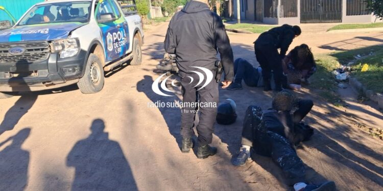 BARRIO 17 DE AGOSTO: Dos obreros a bordo de una moto chocaron contra un patrullero