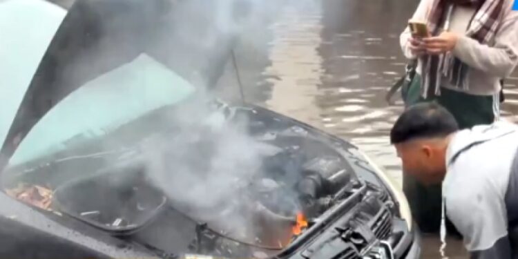 OCURRIÓ EN LA LOCALIDAD DE CASEROS: Buenos Aires: se le incendió el auto en medio de una inundación