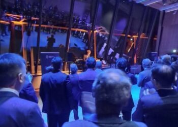 Javier Milei cerró su gira en París con un cocktail en la Torre Eiffel con gobernadores, empresarios y música clásica