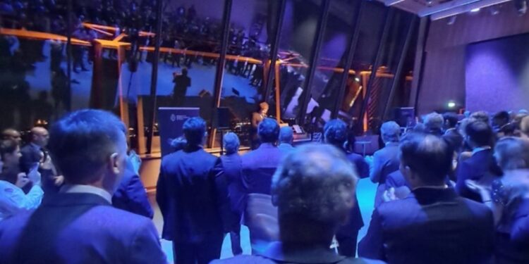 Javier Milei cerró su gira en París con un cocktail en la Torre Eiffel con gobernadores, empresarios y música clásica