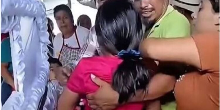 Una adolescente despertó en el ataúd mientras la estaban velando