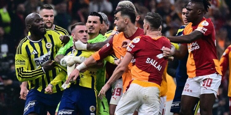 La batalla campal que se dio en el clásico de Turquía mientras se entregaba el Balón de Oro