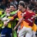 La batalla campal que se dio en el clásico de Turquía mientras se entregaba el Balón de Oro