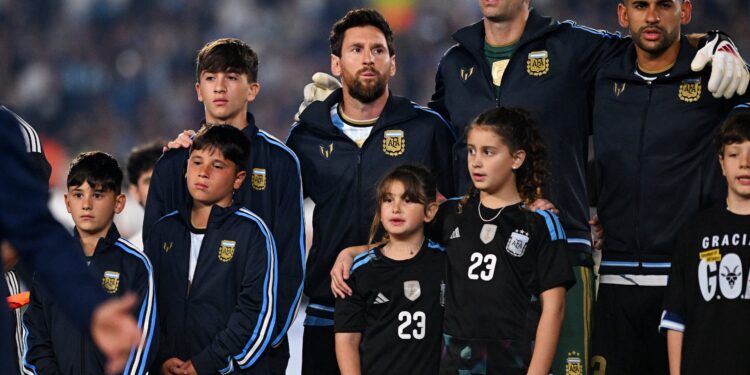 La última arenga de Messi antes del amistoso ante Benín y el emotivo encuentro con sus hijos antes de salir a la cancha