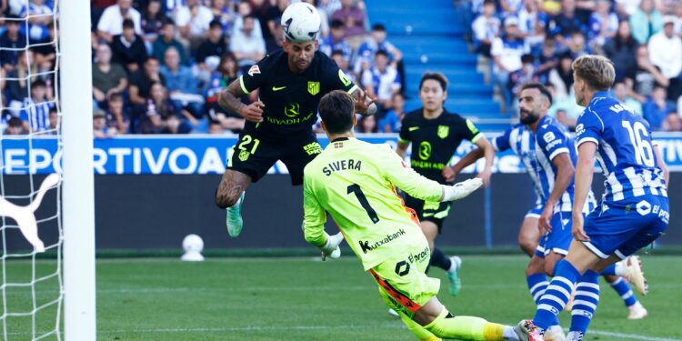 El Atlético de Madrid rompe el maleficio de Mendizorroza y se impone a un guerrillero Alavés al ritmo de Álex Baena y el Cuti Romero