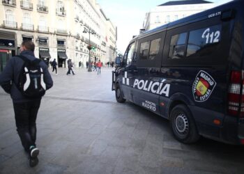 La Policía despliega vallas en el acceso al Congreso tras el anuncio de acampados en Sol de protestar durante el pleno