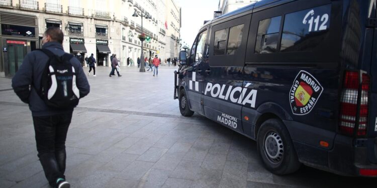 La Policía despliega vallas en el acceso al Congreso tras el anuncio de acampados en Sol de protestar durante el pleno