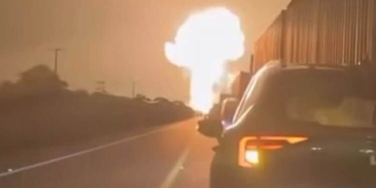 Pipa se incendia y explota en carretera Zaragoza-González: cierran circulación en Tamaulipas
