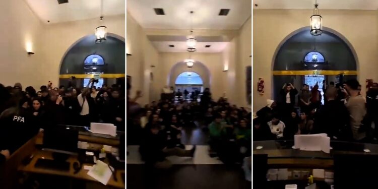 Estudiantes universitarios realizaron una sentada en el Palacio Pizzurno para pedir por la Ley de Financiamiento y fueron desalojados