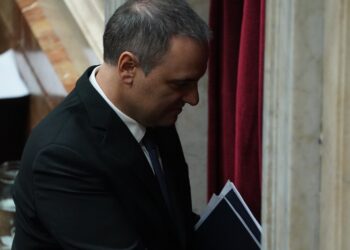 Manuel Adorni entregó las billeteras virtuales con las que buscó justificar su patrimonio y la justicia ordenó peritarlas