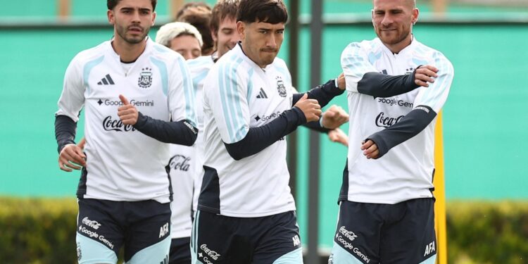 «No podía ni mirarlo a los ojos»: la increíble anécdota de Román Vega con Lionel Messi en la Selección Argentina