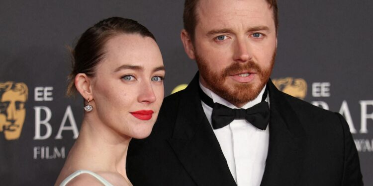 Saoirse Ronan habla sobre si su marido, Jack Lowden, será el nuevo James Bond: “Estamos más centrados en pasear a nuestro perro que en eso”