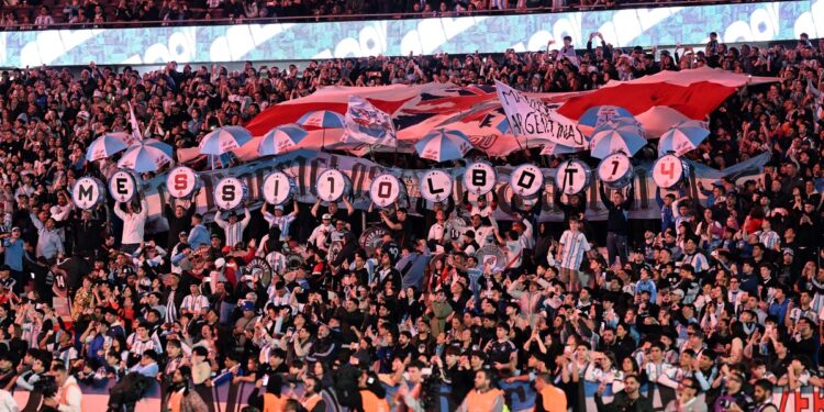 Trapos y cantos contra Inglaterra: así fue el clima en el Monumental durante Argentina vs. Burkina Faso