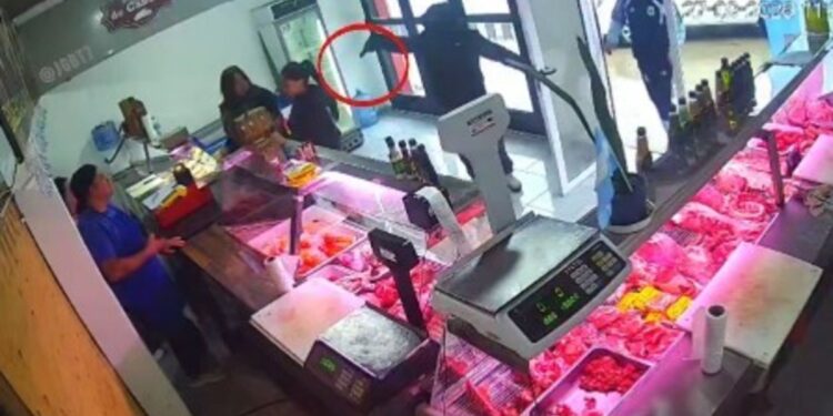Violento robo a los tiros en una carnicería de La Plata: vaciaron la caja y saquearon la carne del mostrador