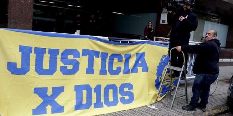 Comenzaron los alegatos finales contra los médicos que atendieron a Diego Maradona: Gianinna, Dalma y Claudia Villafañe se pusieron de espaldas para no ver una foto del cuerpo