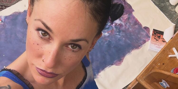 Tatia Starkey, la nieta de Ringo Starr, pinta cuadros con su cuerpo y se venden a un exorbitante precio: «Utilizo mi cuerpo como pincel y medio de expresión»
