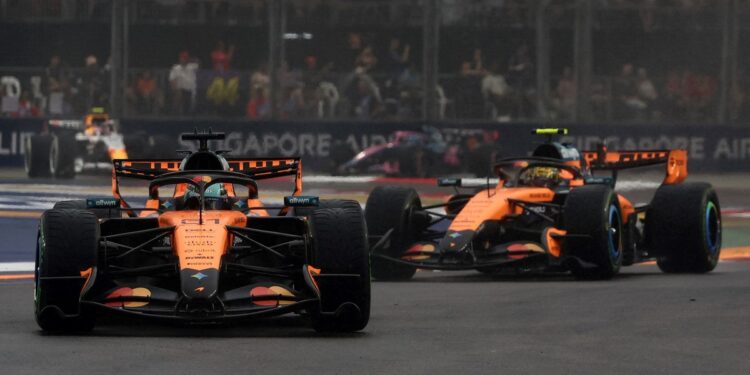 Video: el insólito choque entre los McLaren en la última vuelta de la Sprint de Singapur