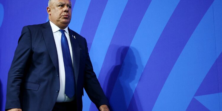“Chiqui” Tapia viajó a Suiza con permiso judicial mientras investigan pagos de FIFA