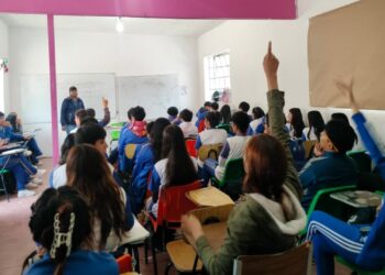 Alumnos de preparatoria en Tepotzotlán estudian en espacios de una iglesia por falta de plantel: denuncian hacinamiento