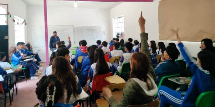Alumnos de preparatoria en Tepotzotlán estudian en espacios de una iglesia por falta de plantel: denuncian hacinamiento
