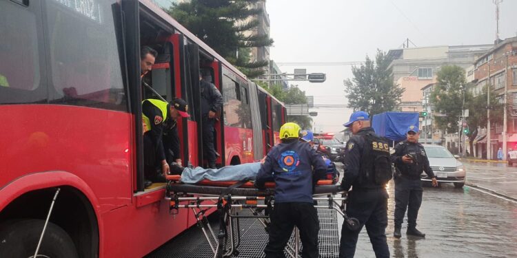 ¿Qué está pasando en el Metro y Metrobús hoy 9 de octubre? Mujer pierde la vida tras choque entre motocicleta y unidad del MB