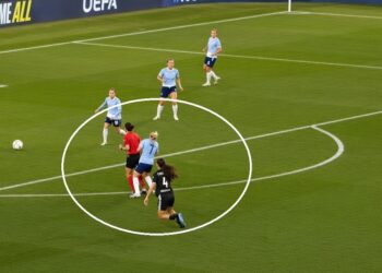 Video: una referí chocó con una jugadora del City y anuló un gol del Real Madrid