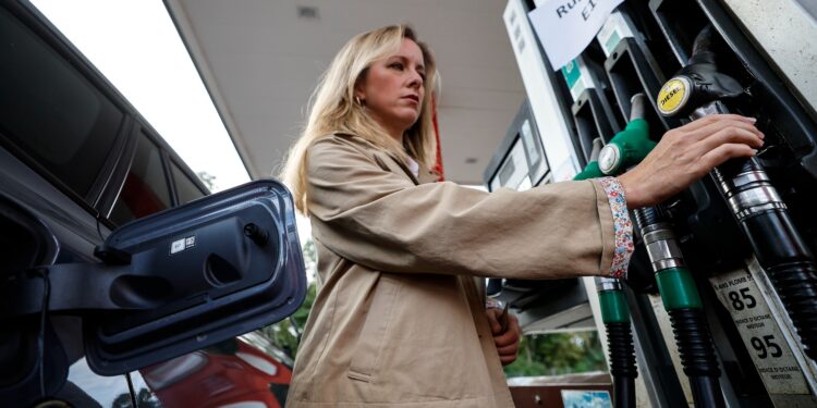 La inflación trepa al 4,9% en septiembre y obliga al Gobierno a mantener el descuento de 20 céntimos en los combustibles