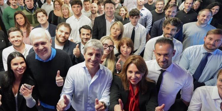 Después de 6 meses, crece la presión política sobre Luis Caputo por el arranque de la economía