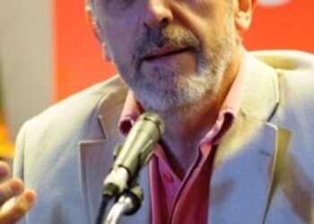 Mariano Fernández Enguita, sociólogo: “Cuando se jubila la gente, o se retira de la actividad laboral, hay una pérdida colectiva de talento y experiencia, conocimiento del que no se aprende en los libros”