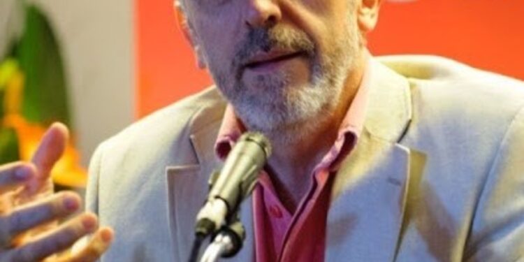Mariano Fernández Enguita, sociólogo: “Cuando se jubila la gente, o se retira de la actividad laboral, hay una pérdida colectiva de talento y experiencia, conocimiento del que no se aprende en los libros”