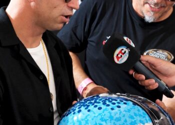 El Dibu Martínez visitó el TC en San Nicolás: recibió un regalo especial y retó a Scaloni