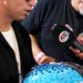 El Dibu Martínez visitó el TC en San Nicolás: recibió un regalo especial y retó a Scaloni