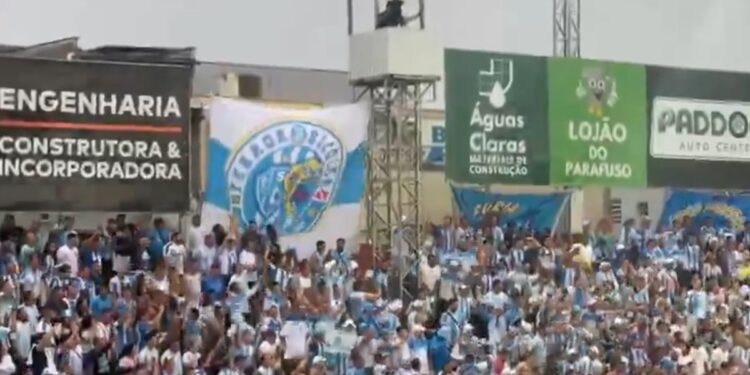 Video: en Brasil se suspendió un partido por el ascenso porque se movía la tribuna