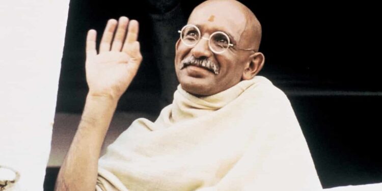 Mahatma Gandhi, pensador hinduista y pacifista: «Vive como si fueras a morir mañana, aprende como si el mundo fuera a durar para siempre»