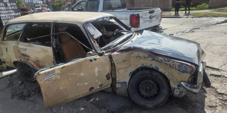 Un patrullero seguía a una moto tras un llamado al 911, chocó con un auto y murió un nene de 2 años