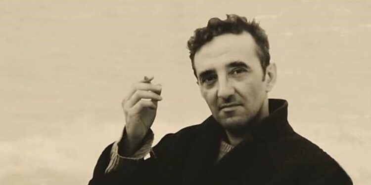 Roberto Bolaño, escritor y poeta chileno, sobre un curioso hábito: «Tengo una obsesión: compro libros y ni siquiera los leo»
