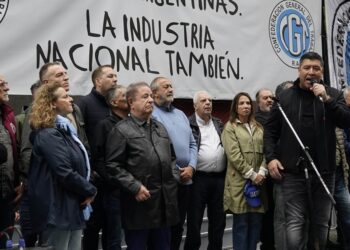 La CGT marchó por la crisis en la industria: pidió al Gobierno una mesa de diálogo, pero amenazó con «hacer tronar el escarmiento»