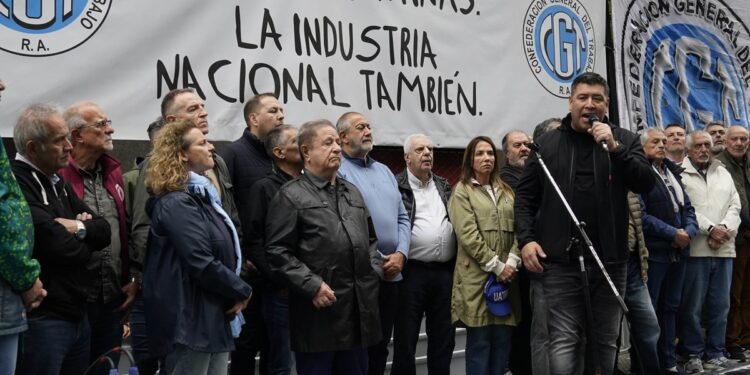 La CGT marchó por la crisis en la industria: pidió al Gobierno una mesa de diálogo, pero amenazó con «hacer tronar el escarmiento»