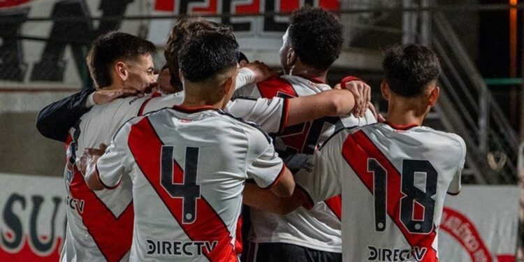Triunfazo de la Reserva de River, sobre el final y con un hombre menos ante Sarmiento